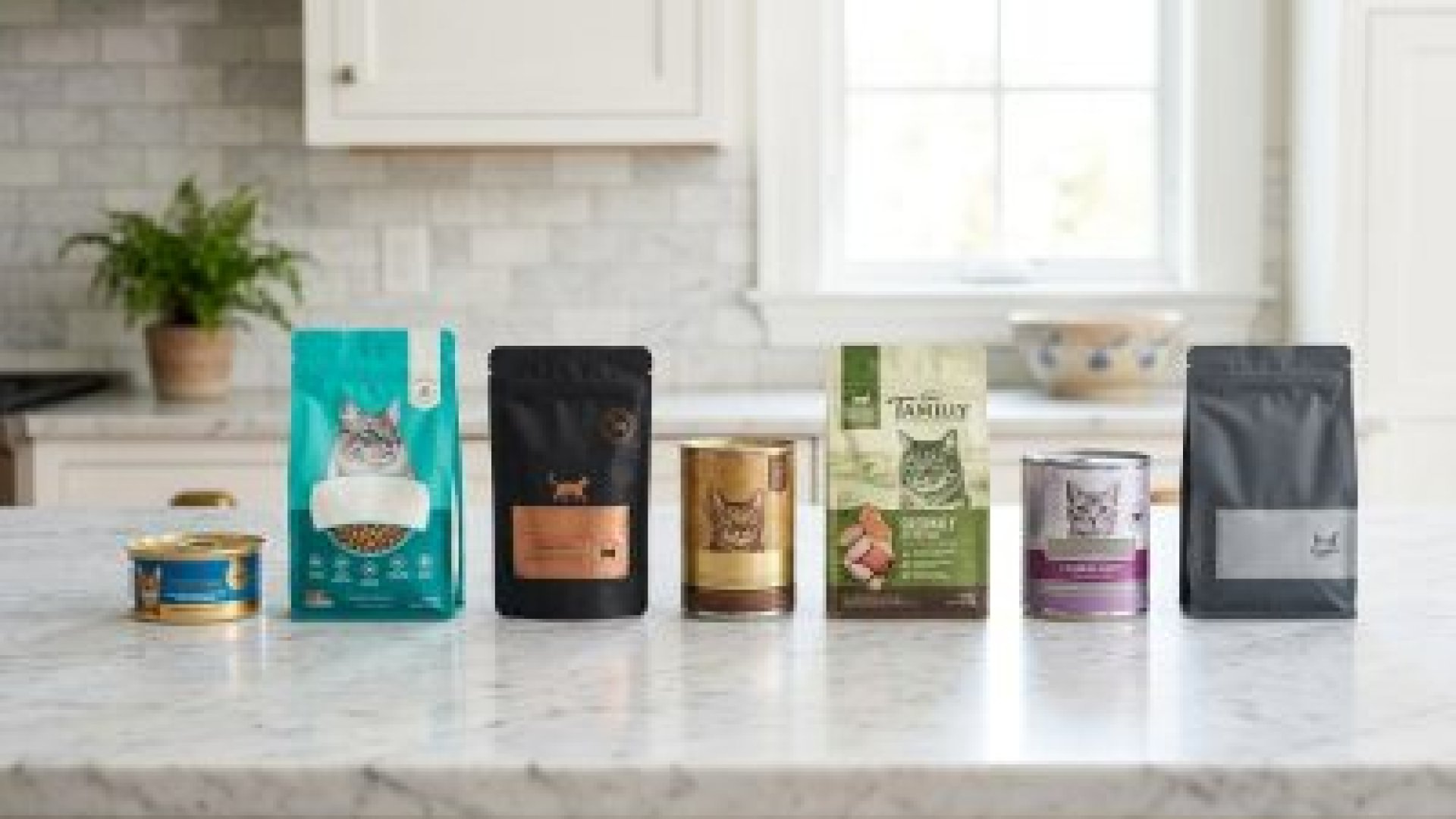 倍力寵物食品筆記分享多種包裝形式的貓咪飼料，包含罐頭、夾鏈袋與密封袋，展現市面上多元的貓食選擇。